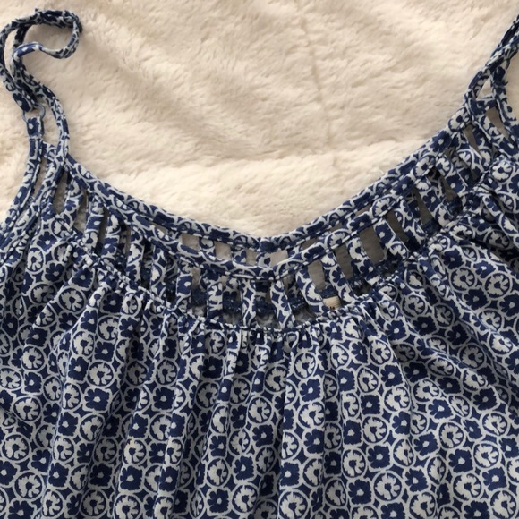 Blue and white flowy cropped tank top - Picture 2 of 3